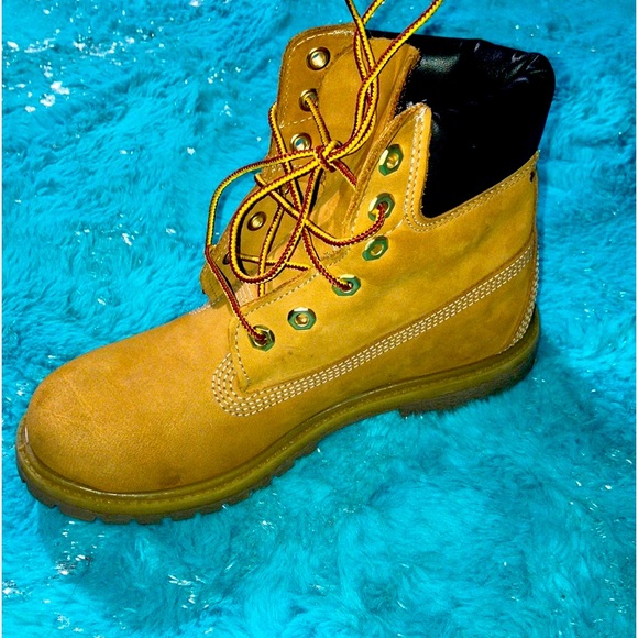 Iam selling a timberland y’all want it come and get pls buy it